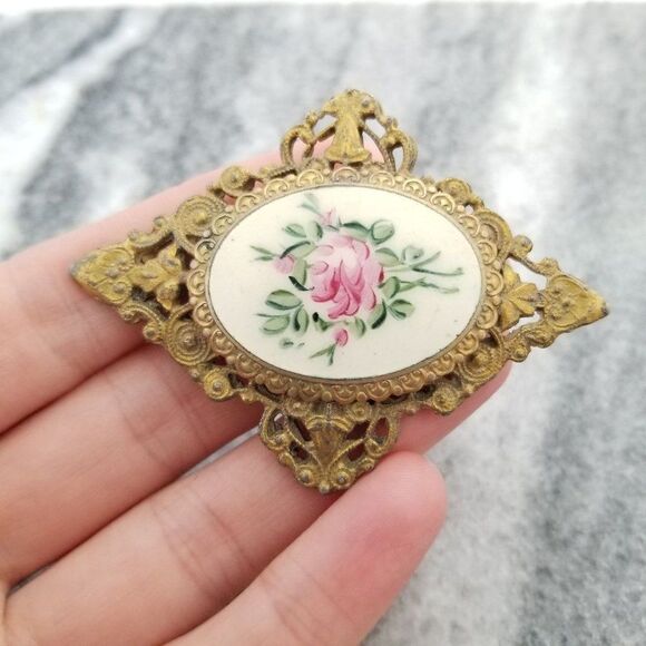 Vintage Flower Filigree Frame Brooch,  Victorian Style, Unsigned Estate - Picture 2 of 6